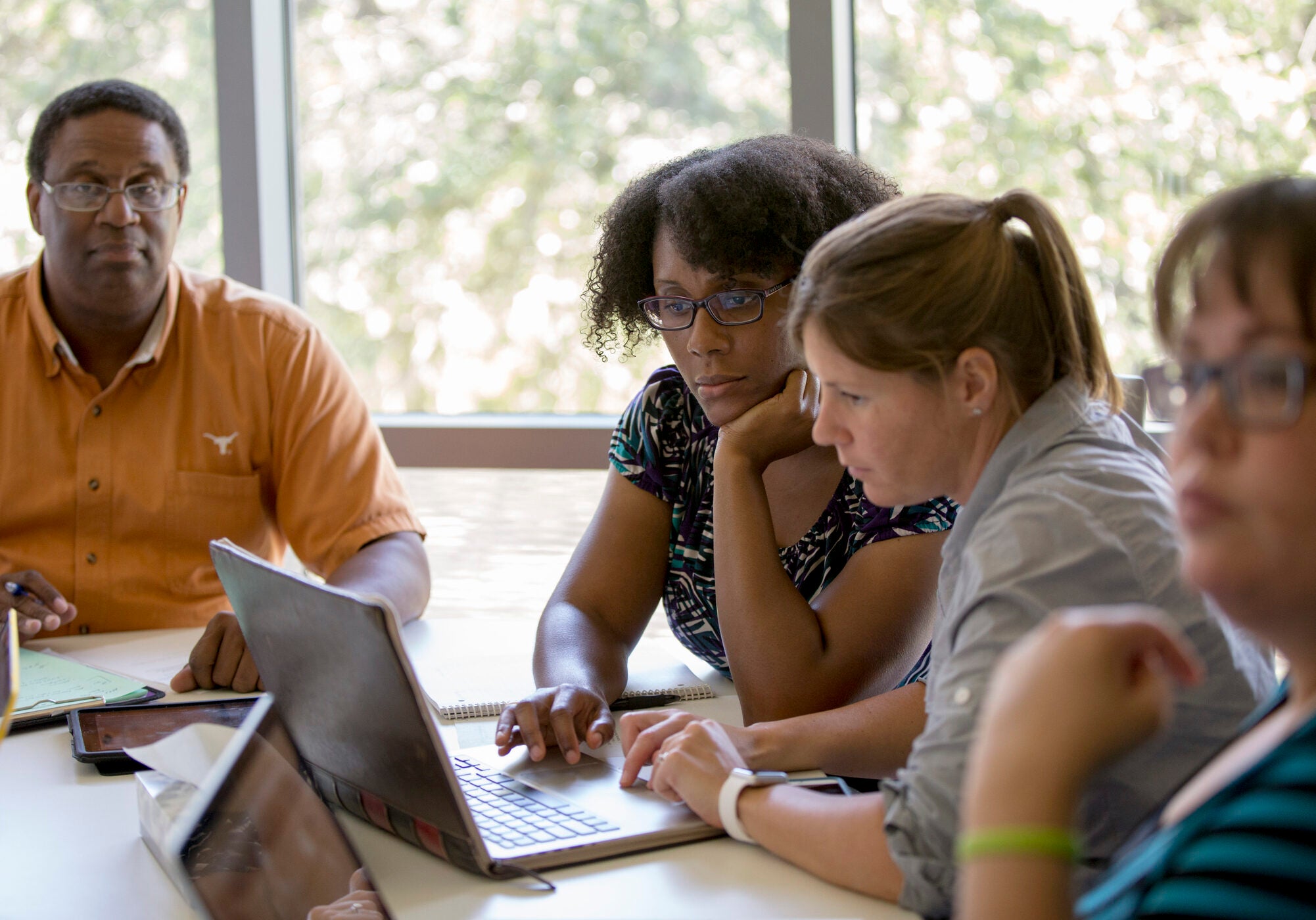 Dr. Richard Reddick from the Department of Educational Administration leads a research team meeting. The purpose of the project is to examine the experiences of the first African American students in the Plan II Honors Program.